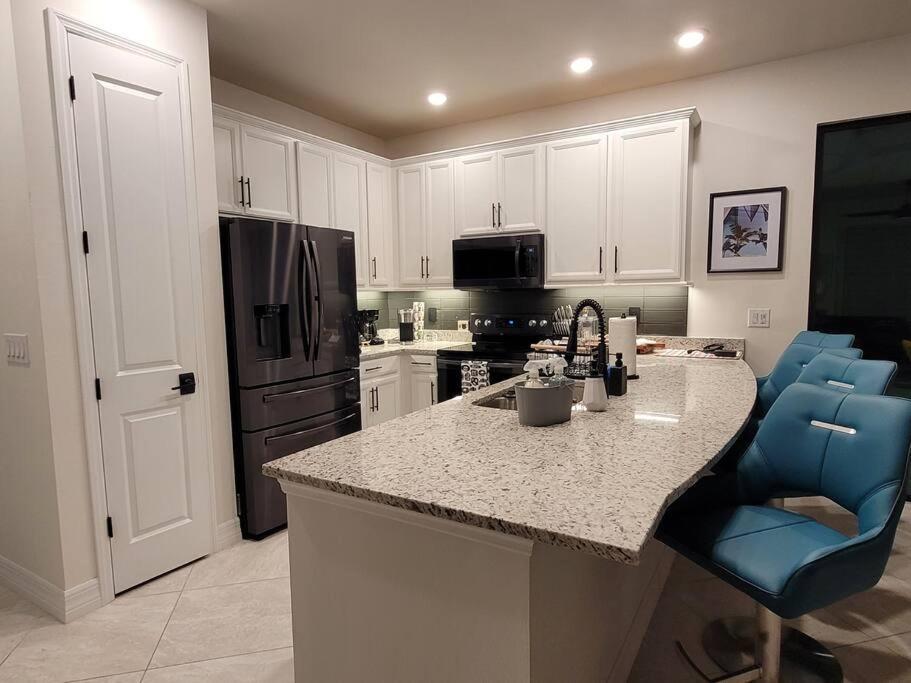 Blue Door Retreat - Luxury Pool Home - Sleeps 8 Cape Coral Exterior photo