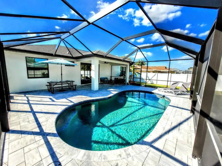 Blue Door Retreat - Luxury Pool Home - Sleeps 8 Cape Coral Exterior photo