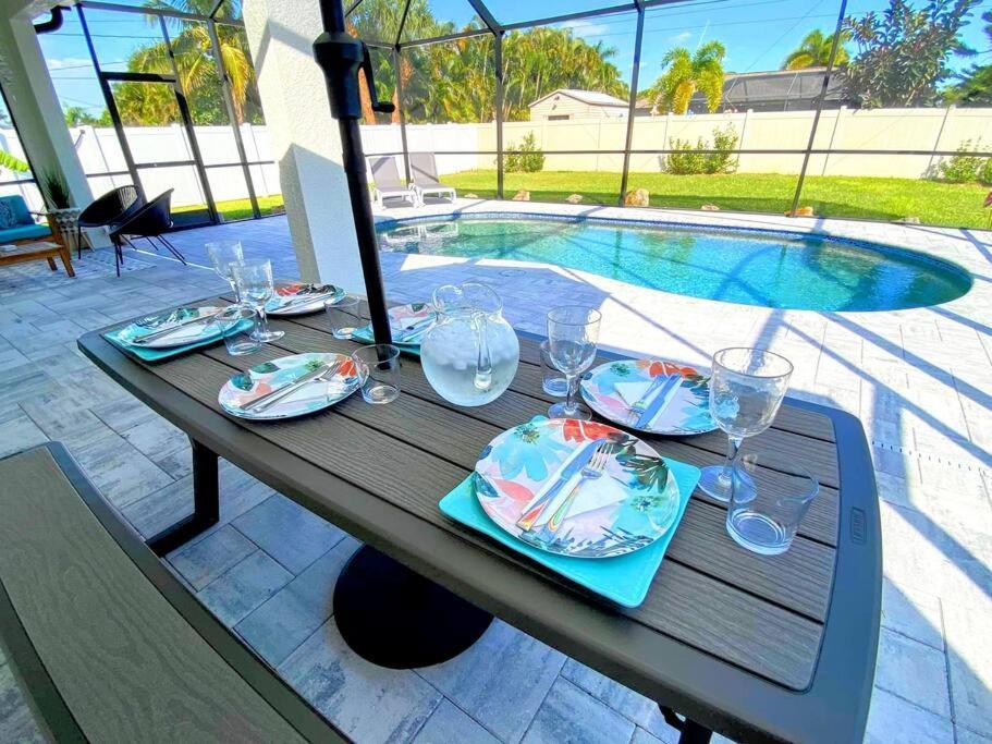 Blue Door Retreat - Luxury Pool Home - Sleeps 8 Cape Coral Exterior photo