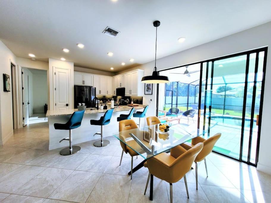 Blue Door Retreat - Luxury Pool Home - Sleeps 8 Cape Coral Exterior photo