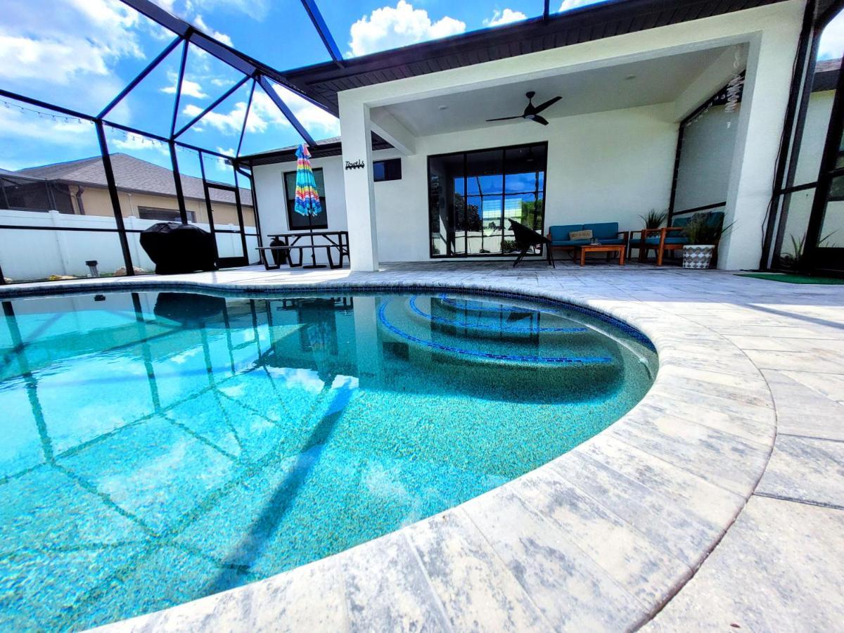 Blue Door Retreat - Luxury Pool Home - Sleeps 8 Cape Coral Exterior photo